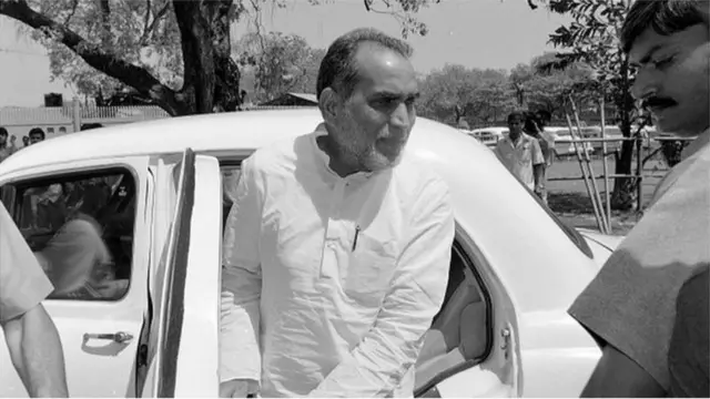 વર્ષ 1990માં ચંદ્રશેખરે આરોપ લગાવ્યો હતો કે એ સમયની સરાકરે 27 નેતાઓના ફોન ટેપ કરાવ્યા હતા જેમાં તેમનું નામ પણ સામેલ હતું.