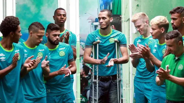 Neto junto a los futbolistas del Chapecoense