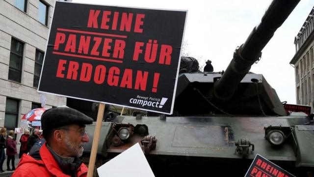 Демонстрант у Берліні з плакатом "Жодного танку для Ердогана"