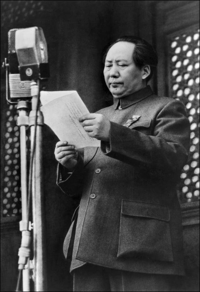 1949年，毛泽东宣布中华人民共和国成立。