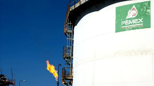 Tanque con petróleo procesado de Pemex.