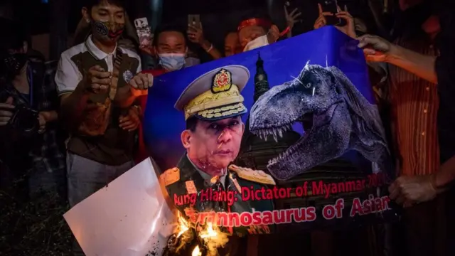 Người biểu tình Myanmar đốt ảnh Tướng Min Aung Hlaing trước đại sứ quán Myanmar vào ngày 4 tháng 2 năm 2021 tại Bangkok, Thái Lan nhằm phản ứng với cuộc đảo chính của quân đội Myanmar vào thứ Hai.