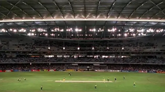 ১৬ আগস্ট ২০০০, মেলবোর্নের টেলস্ট্রা ডোমে ছাদের নিচে অস্ট্রেলিয়া দক্ষিণ আফ্রিকা একদিনের আন্তর্জাতিক ক্রিকেট ম্যাচ