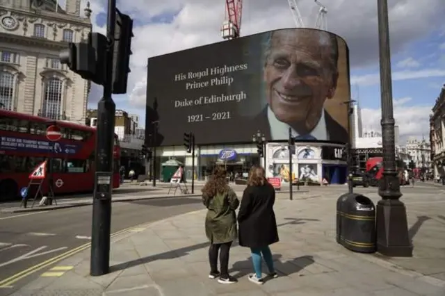 Pemberitahuan meninggalnya Pangeran Philip di Piccadilly Circus, London.