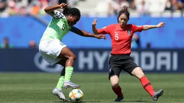 La Nigériane Desire Oparanozie se bat pour la possession de balle contre la Sud-Coréenne Doyeon Kim.