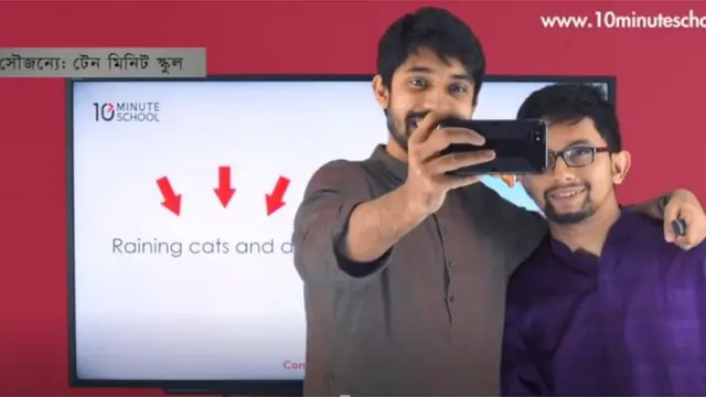 Missionerlik mavqeidagi ahmoq ayollar Biri sikishadi ikkinchisi eshagini yalayapti