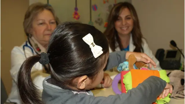 Niña en la consulta de la Unidad del niño Internacional