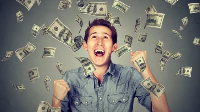 Hombre al que le llueve dinero