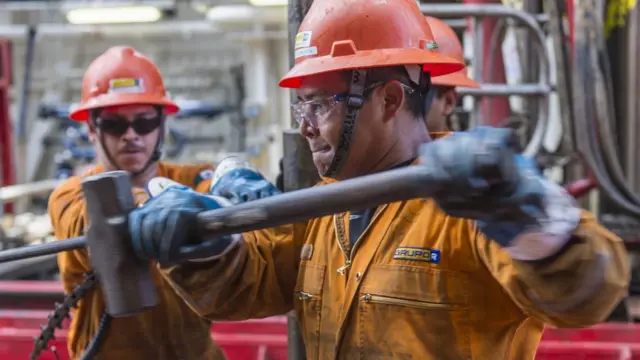 Trabajadores en planta de Pemex