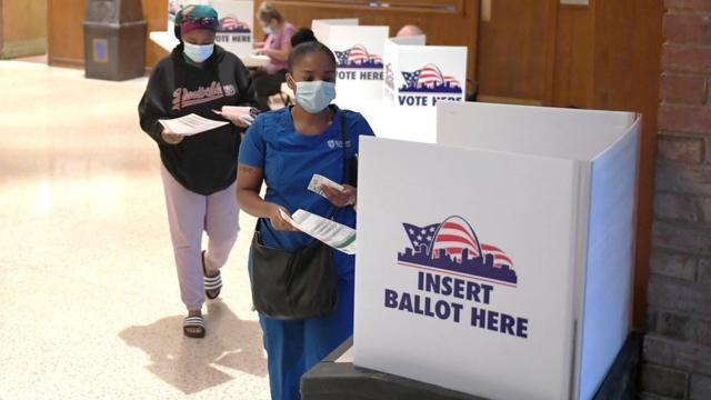 美国密苏里州圣路易斯市两名女士在民主党初选票站投票（4/8/2020）