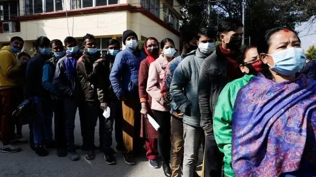 कोभिड खोप लगाउन पालो कुर्दै