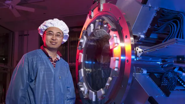 Cámara del proyecto DES junto a uno de los investigadores