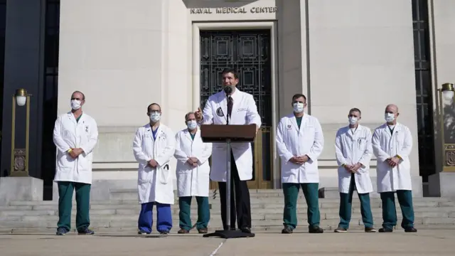 الدكتور شون كونلي خارج مركز والتر ريد الطبي