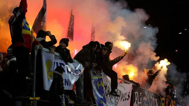 Fanáticos de fútbol en un partido