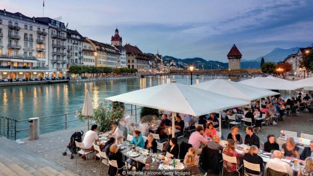 Gente en una terraza suiza