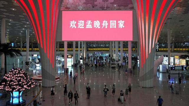 上周六晚，深圳機場大廳也在屏幕上打出"歡迎孟晚舟回家"的字樣。