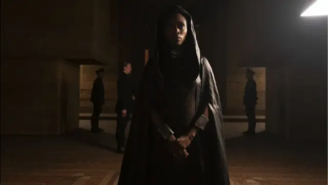 الممثلة البريطانية شارون دونكان بروستر في دور عالمة الكواكب لييت كاينز