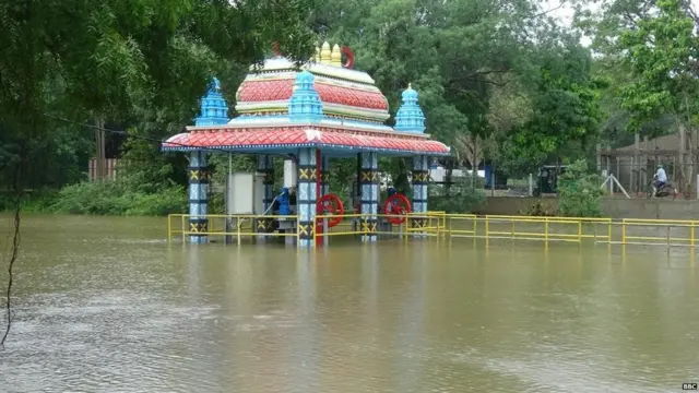 කිලිනොච්චිය ඉරණමඩුව ජලාශය වාන් දැමීම හා ප්‍රදේශයේ කුඩා වැව් වාන් දැමීම හේතුවෙන් ජල ගැලීම් ඇතිව තිබිණ