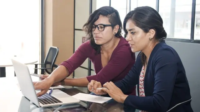 Dos mujeres frente a una laptop