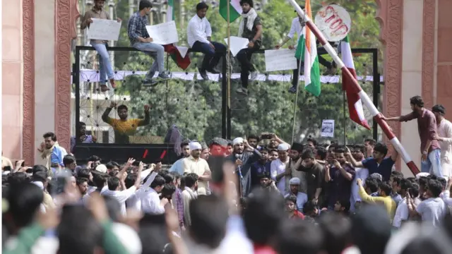 جناح کی تصویر کے تنازع پر اے ایم یو میں احتجاج کے مناظر