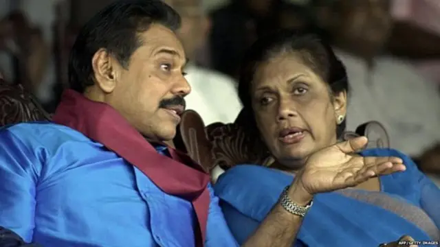 චන්ද්‍රිකා බණ්ඩාරනායක කුමාරතුංග සහ මහින්ද රාජපක්ෂ ජනාධිපතිවරුන් දෙදෙනාම බලයට පත්වූයේ විධායක ජනාධිපති ක්‍රමය අහෝසි කරන බවට ප්‍රතිඥා දෙමිනි