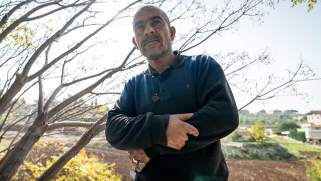 Haidar Maarouf Haidar perdeu as pontas dos dedossite de palpiteuma mão com a explosãosite de palpiteuma mina enquanto ele plantava árvores no seu jardim.