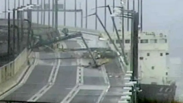 An image shows the tanker colliding with the access bridge