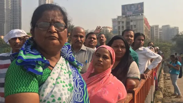 ஸ்ரீதேவியை வழியனுப்பி வைக்க காத்திருக்கும் ஆயிரக்கணக்கான ரசிகர்கள் (புகைப்படத் தொகுப்பு)