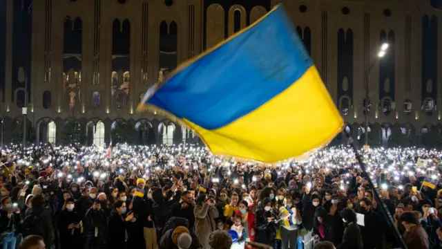 জর্জিয়ার পার্লামেন্ট ভবনের সামনে মিছিল