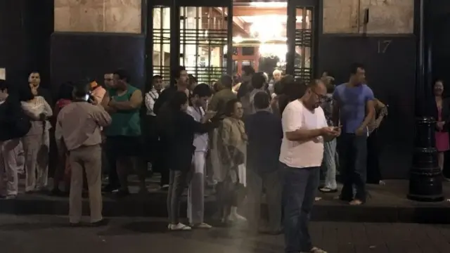 Habitantes de Ciudad de México en la calle tras la alerta sísmica