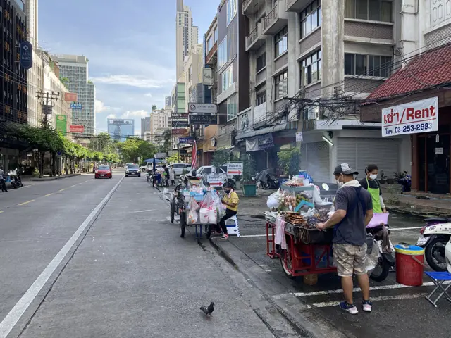 Hàng quán bán đồ ăn, uống ở Bangkok hoạt động bình thường