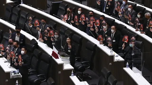 อภิปรายในสภา