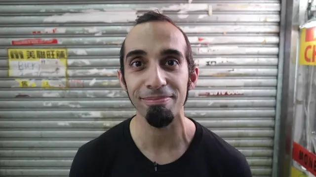 阿V是印度移民第三代，在香港出生和长大，说得一口流利的广东话。