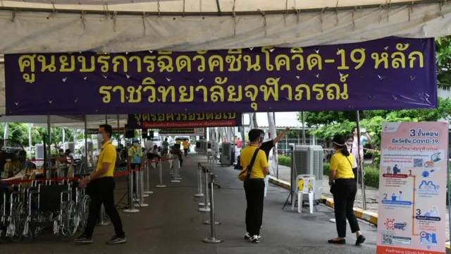 ช่วงต้นสัปดาห์นี้ ราชวิทยาลัยจุฬาภรณ์เพิ่งแจ้งประชาชนที่ลงทะเบียนขอรับวัคซีนที่รัฐจัดหาว่ามีแต่วัคซีนซิโนแวคให้บริการเท่านั้น หากใครประสงค์จะฉีดวัคซีนแอสตร้าเซนเนก้า สามารถเลื่อนนัดไปก่อนได้