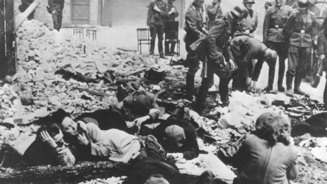 Nazi askerler, Yahudilerin eşyalarını arıyor