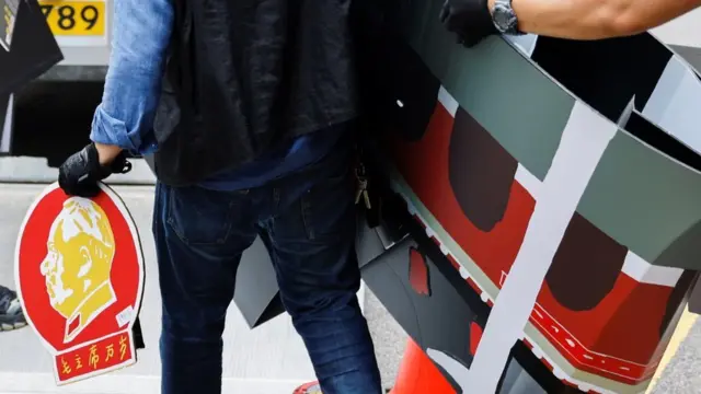 ஹாங்காங் தியானென்மென் அருங்காட்சியகத்தில் இருந்து காட்சிப் பொருள்களை அகற்றும் அதிகாரிகள்.