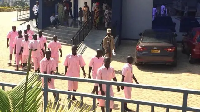 Nyanza ku rukiko bamwe mu miryango y'abaregwa bari baje kumva iburanisha ryahise risubikwa rigitangira mu rubanza rwa mbere