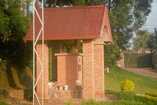 Haruguru y'umuhanda werekeza iburasirazuba ahari hashyizwe 'altar' yasomeyeho misa ubu hari ikimenyetso