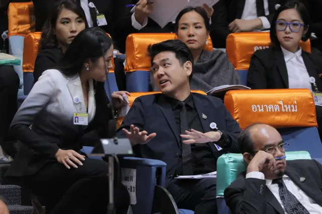 นายปิยบุตร แสงกนกกุล ส.ส. บัญชีรายชื่อ และเลขาธิการพรรคอนาคตใหม่ หารือกับ น.ส.พรรณิการ์ วานิช โฆษกพรรคฯ ระหว่างการประชุมสภาเพื่อเลือกนายกรัฐมนตรี