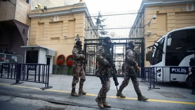 رجال الأمن التركي أمام القنصلية التركية في اسطنبول