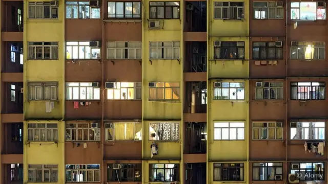 ఇరుకైన ఇళ్లు, తల్లిదండ్రులతో నివసిస్తున్న హాంకాంగ్ యువతీ యువకులు ప్రైవసీ కోసం తపిస్తున్నారు