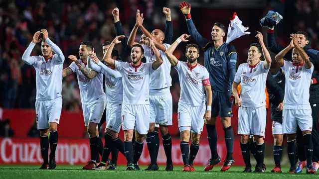 Los jugadores del Sevilla celebran con su afición.