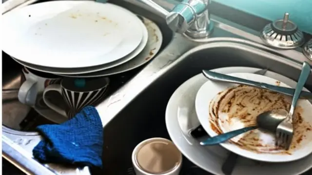 bulaşık dolu mutfak lavabosu