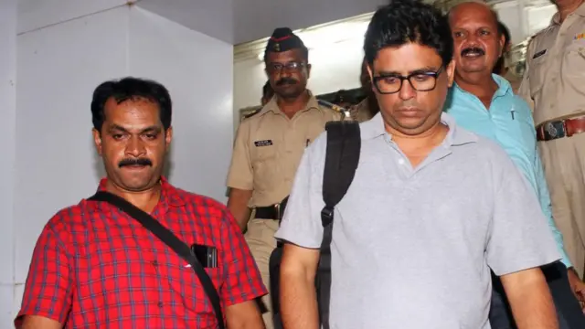 வீட்டில் இருந்து கைது செய்யப்பட்டு அழைத்து செல்லப்படும் அருண் ஃபெரைரா