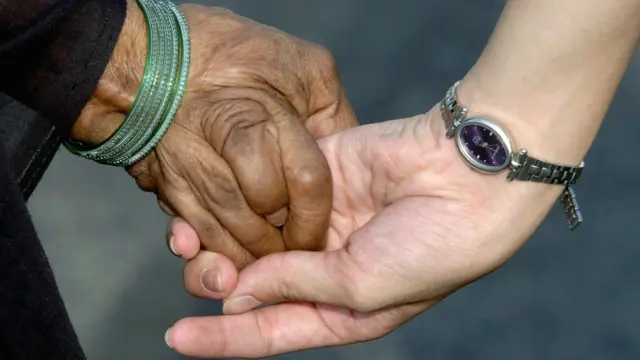 Индияда азырга чейин ата-энелери келишип, кызды турмушка берүү салты кеңири колдонулат.