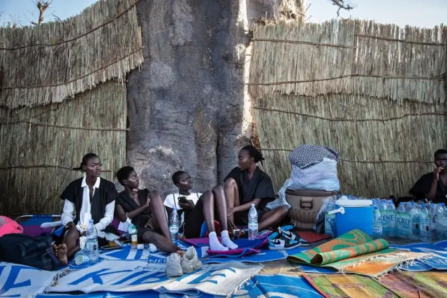 Mannequins assis sur le sol