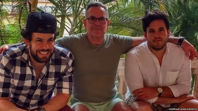 Мануэль Барриусо с сыновьями на съемках фильма "Переводчик" на Кубе в 2017 году