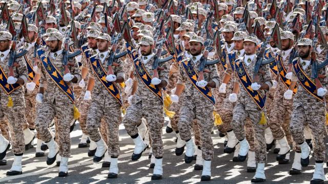 ایران کے پاسدارانِ انقلاب کے سپاہی ایک فوجی پریڈ کے دوران مارچ کر رہے ہیں۔ پاسدارانِ انقلاب کے پاس اپنی بحریہ اور فضائیہ ہیں، جبکہ یہ فورس ایران کے سٹریٹجک ہتھیاروں پر بھی کنٹرول رکھتی ہے