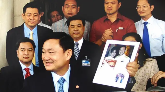 ทักษิณเก็บของออกจากตึกไทยคู่ฟ้า ทำเนียบฯ เมื่อ 5 ก.พ. 2549 หลังประกาศ "เว้นวรรค" การเมือง โดยมี รมต. และเลขาธิการนายกฯ (ขวาบน) มารอส่ง