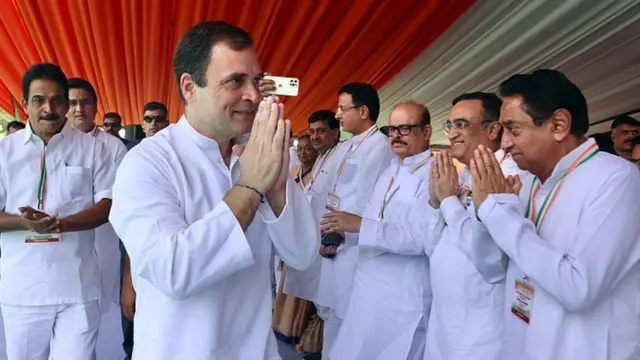 रामलीला ग्राउंड में भाषण देने से पहले राहुल गांधी